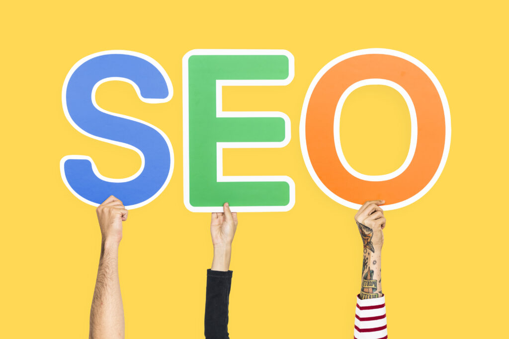 Hände halten die Buchstaben SEO hoch. hawvivaseo